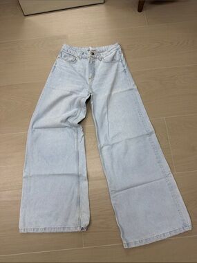 Light Wash Wide-Leg Women’s Jeans
